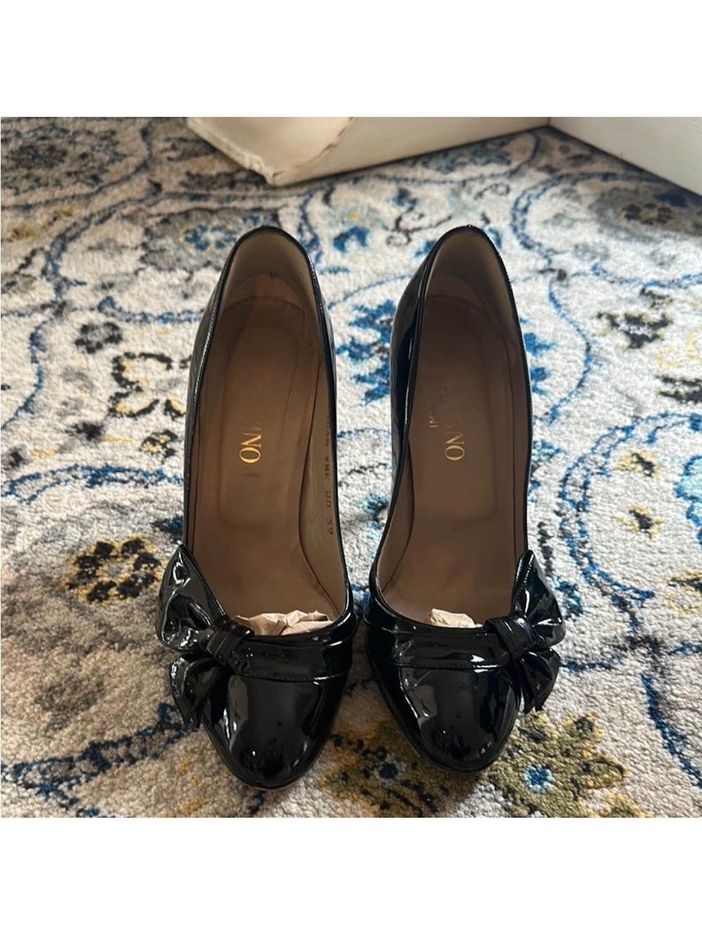 Valentino Black Patent Bow-Front Pumps Rounded toe EUC